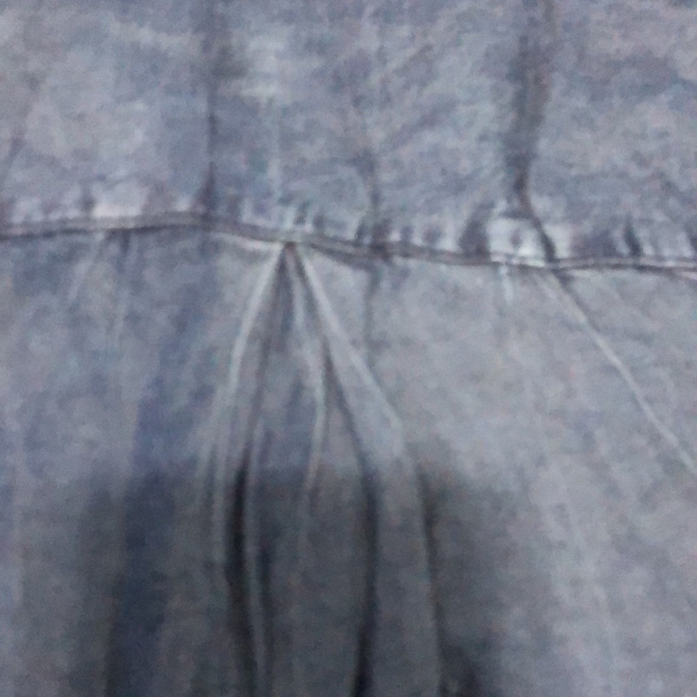 Young Hearts Run Free Women’s Chambray Button Down Shirt Size M - Picture 10 of 11